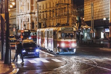 Aralık 2017, Prague, Çek Cumhuriyeti: Gece tramvay şehrin sokaklarında rota