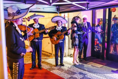 Aralık 2017, Prague, Çek Cumhuriyeti: Konuklar şehrin sokak üzerinde temalı bir parti karşılama Meksikalı müzisyen mariachi
