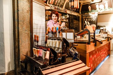 Aralık 2017, Prague, Çek Cumhuriyeti: Geleneksel Çek Trdelnik dükkanı bir vitrinde üzerinde