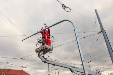 Aralık 2017, Prague, Çek Cumhuriyeti: Sokak Aydınlatma ve video kamera montaj iş hizmet