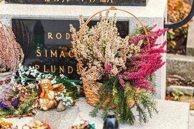 Aralık 2017, Prague, Çek Cumhuriyeti: Prag, Çek Vysehrad mezarlıkta üzerinde Noel cenaze çelenk ile mezar