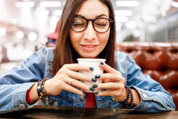 Femme élégante buvant du café dans le café — Photo