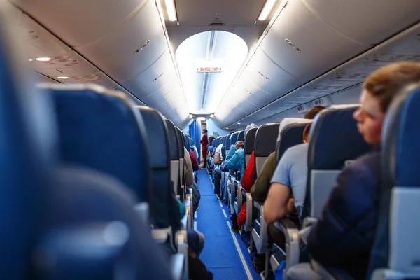 Ludzie siedzący na fotele w samolocie podczas lotu — Zdjęcie stockowe