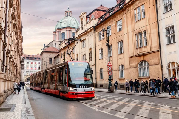 DÉCEMBRE 2017, PRAGUE, RÉPUBLIQUE TCHÈQUE : Tram moderne dans les rues de la ville. Concept de transport — Photo