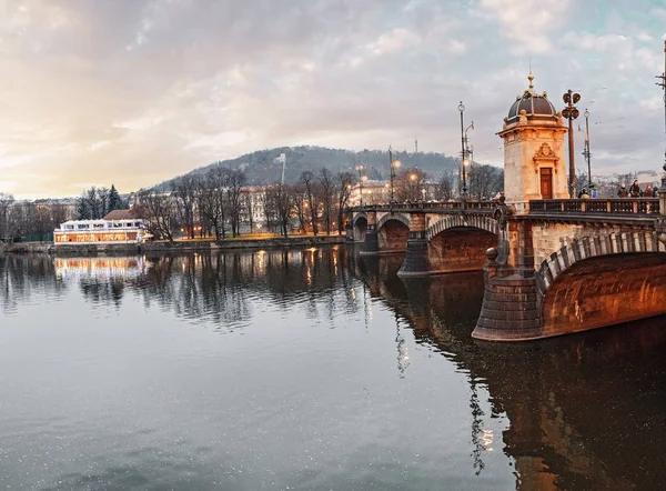 2017年12月, 布拉格捷克共和国: 布拉格的莱吉亚大桥的冬季城市景观全景 — 图库照片