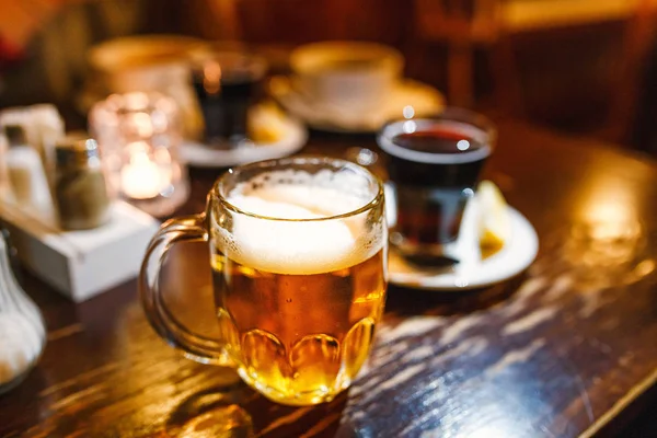 バーのテーブルでヴィンテージのマグカップでクラフト ビールのグラス — ストック写真