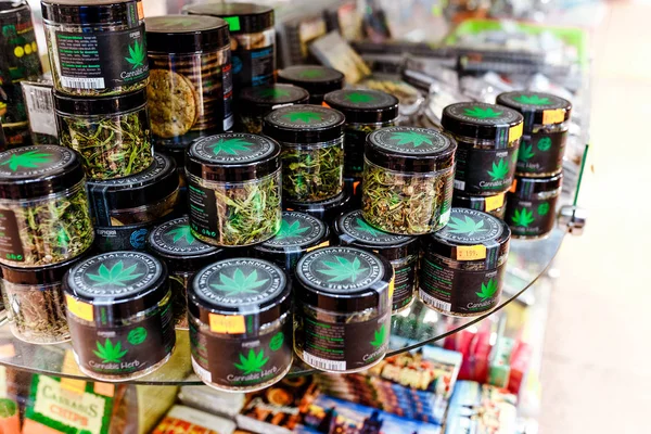 DICEMBRE 2017, PRAGA, REPUBBLICA CECA: Vendita di cannabis e altre erbe in barattoli come souvenir nel negozio — Foto Stock