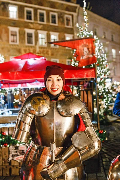Retrato de mulher em cenário de armadura antiga no fundo de Natal — Fotografia de Stock