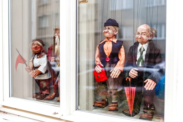 December 2017, Prague, Tsjechië: Kleurrijke marionetten poppen in de winkel van venster — Stockfoto