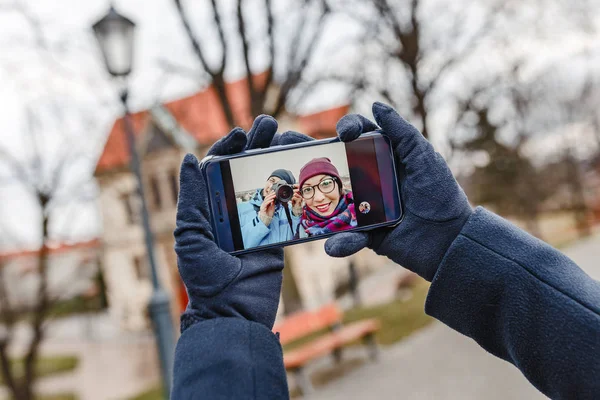 Пара беручи selfie під час вашого перебування в Європі — стокове фото