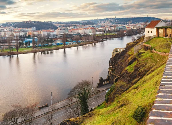 从维谢赫拉德堡垒观赏平台看布拉格与伏尔塔瓦河河 — 图库照片