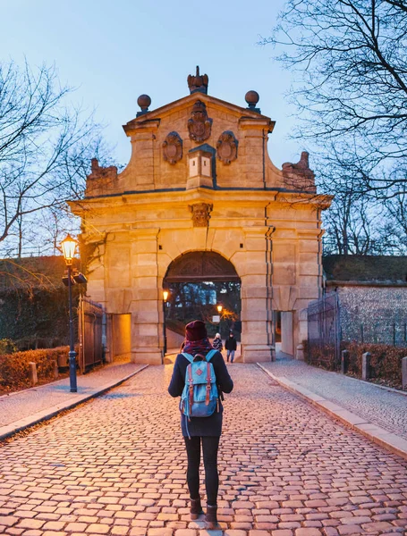 Femme voyageur avec sac à dos à Leopold Gate dans le château de Vysehrad à Prague — Photo
