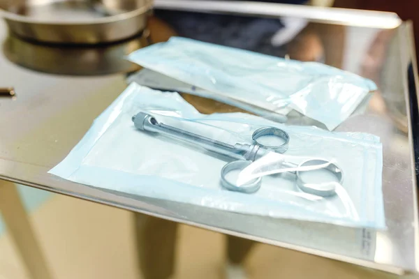 Ferramenta de seringa estéril ou instrumentos médicos para um dentista — Fotografia de Stock