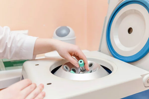 Centrifuga con provette come attrezzatura clinica medica — Foto Stock