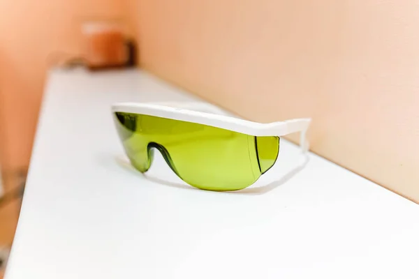Plastové ochranné pracovní brýle v ordinaci — Stock fotografie