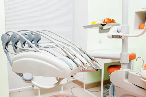 Primo piano di trapani dentali e altri strumenti medici in gabinetto stomatologico — Foto Stock