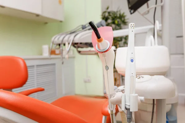 Primo piano di trapani dentali e altri strumenti medici in gabinetto stomatologico — Foto Stock