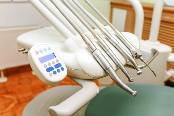 Fechar as brocas dentárias e outros instrumentos médicos no armário estomatológico — Fotografia de Stock