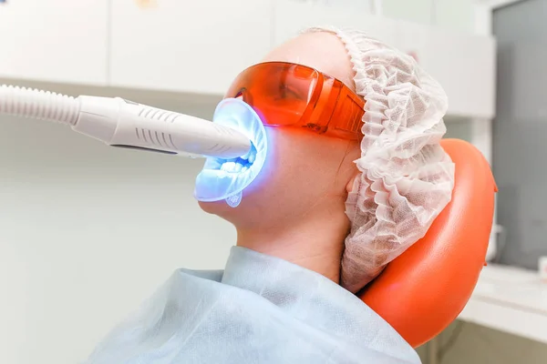 La procedura di sbiancamento dei denti nello studio dentistico — Foto Stock