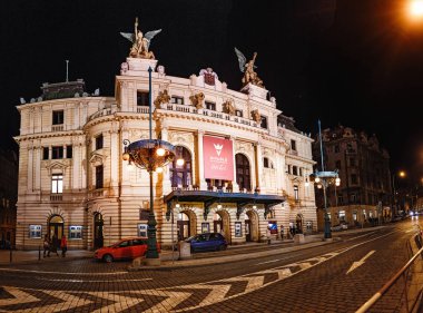 Aralık 2017, Prague, Çek Cumhuriyeti: Vinohrady tiyatro Divadlo na Vinohradech gece panoramik manzaraya
