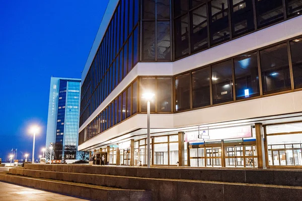 DICIEMBRE 2017, PRAGA, REPÚBLICA CHECA: Edificios de oficinas en el centro de congresos de Praga y hotel corintia por la noche — Foto de Stock