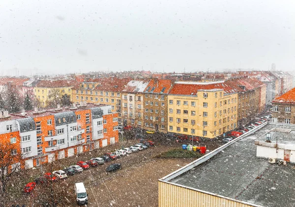 Снегопад в современном европейском городе — стоковое фото