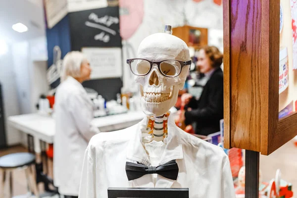 Δεκεμβρίου 2017, εμπορικό κέντρο Palladium, Πράγα, Δημοκρατία της Τσεχίας: αστεία ανθρώπινος σκελετός σε ιατρικές ενδυμασία και γυαλιά — Φωτογραφία Αρχείου