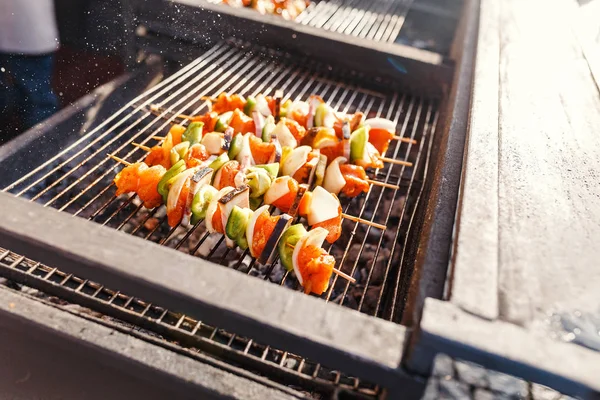 Carne alla griglia deliziosa assortita con cottura di verdure su un barbecue — Foto Stock