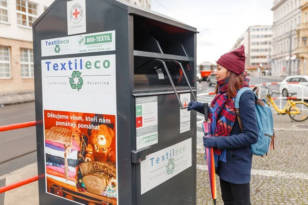 December 2017, Prag, Tjeckien: Kvinna nära containter för återvinning av textil — Stockfoto