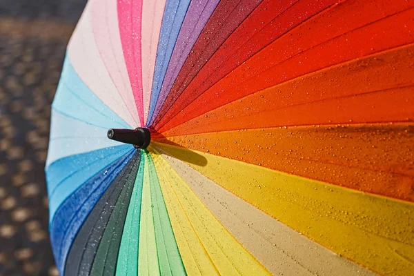 Guarda-chuva arco-íris com gotas de chuva, conceito do tempo — Fotografia de Stock