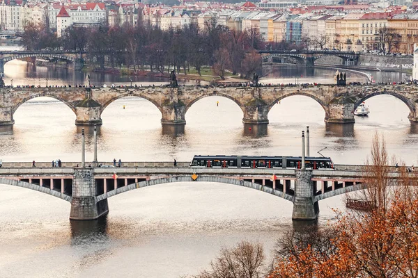 Praha maisema näkymä sillat Vltava — kuvapankkivalokuva