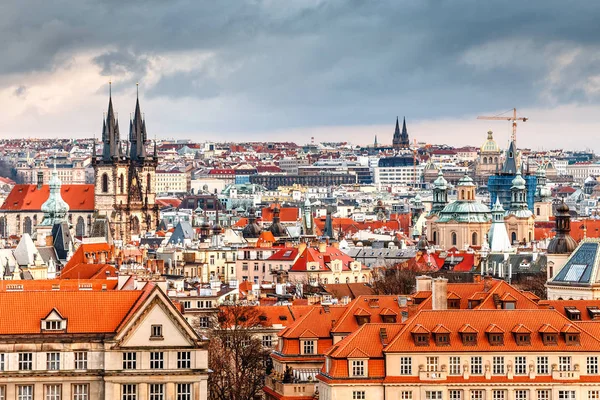 Blick auf die Dächer der Stadt Prag von einem Hügel — Stockfoto