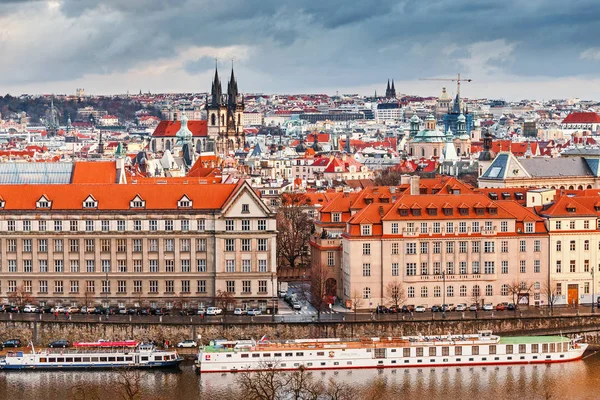 DÉCEMBRE 2017, PRAGUE, RÉPUBLIQUE TCHÈQUE : vue sur les toits de Prague depuis la colline — Photo