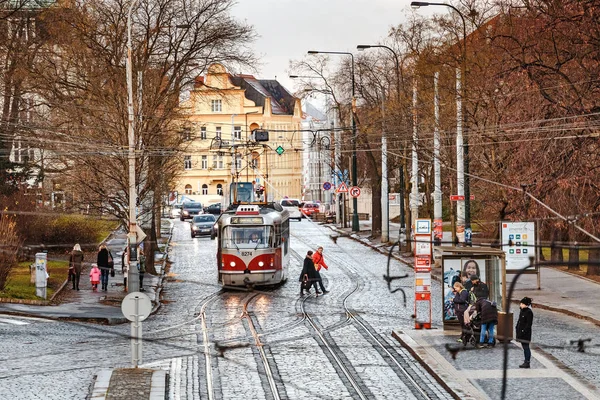 Δεκεμβρίου 2017, Πράγα, Δημοκρατία της Τσεχίας: Επιβάτες δρόμου παλιάς πόλης με το τραμ ρετρό — Φωτογραφία Αρχείου