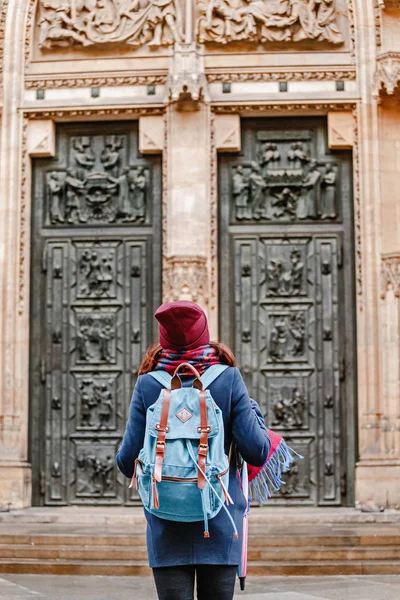 Visão traseira de uma mulher mochileira turística elegante admira de um belo edifício arquitetônico durante a caminhada na cidade europeia — Fotografia de Stock