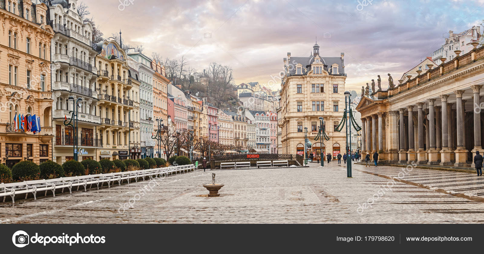 Karlovy Vary, República Checa - dezembro de 2017: pessoas ...