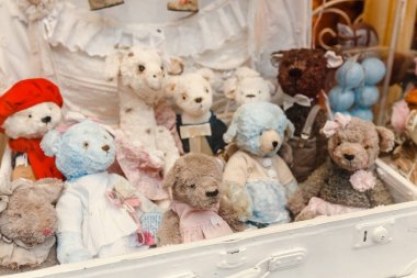 peluş ayılar ve satılık ekranda diğer oyuncaklar