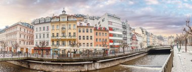 Tepla Nehri ve otel binaları, Karlovy Vary, Çek Cumhuriyeti - Aralık 2017: kış City yatay