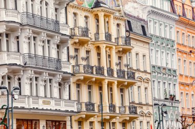 Aralık 2017, Karlovy Vary, Çek Cumhuriyeti: Renkli otel ve geleneksel mimarisi içinde resort town, Karlovy Vary, Çek Cumhuriyeti.