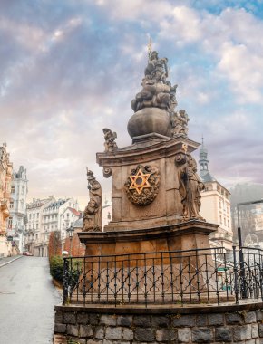 Aralık 2017, Karlovy Vary, Çek Cumhuriyeti: Carlsbad Holy Trinity veya veba sütununda heykeli sütun