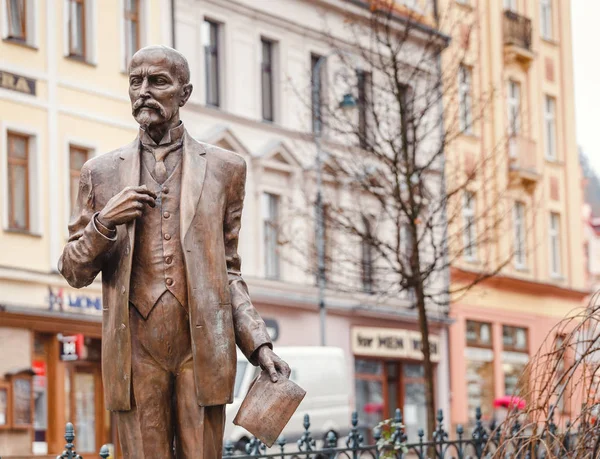 KARLOVY VARY, REPÚBLICA CHECA - DICIEMBRE 2017: Estatua de bronce del primer presidente checoslovaco Tomas Masaryk — Foto de Stock