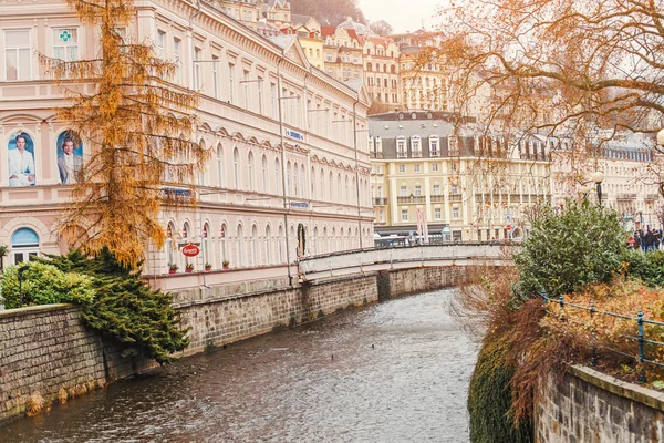Karlovy Vary, Česká republika - prosinec 2017: město zimní krajina s říčky a hotelových budov — Stock fotografie