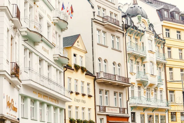 DECEMBER 2017, KARLOVY VARY, CZECH REPUBLIC: Colorful hotels and traditional architecture in resort town of Karlovy Vary in the Czech Republic. — Stock Photo, Image