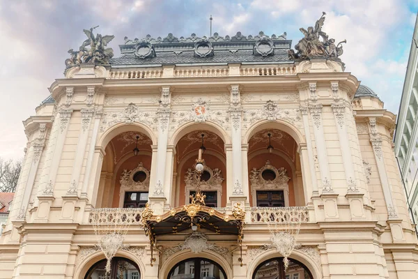 Teatro Nacional de Ópera en el estilo del barroco moderno en Carlsbad — Foto de Stock