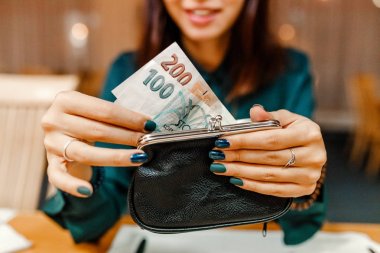 restoranda akşam yemeği faturayı ödemeyi cüzdanını dışarı parayı aldıktan sonra müşteri kadın