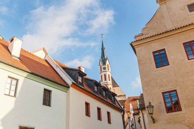 Güzel bir şekilde dekore edilmiş oyuncak ve dar sokaklarında Cesky Krumlov
