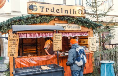 Aralık 2017, Cesky Krumlov, Çek Cumhuriyeti: Ulusal çek fast food Trdelnik şehrin Köşk, kazançlı iş kavramı sokak Satılık