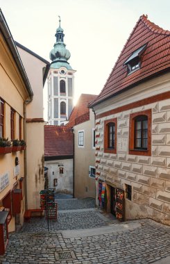 Aralık 2017, Cesky Krumlov, Çek Cumhuriyeti: Dar sokakta Cesky Krumlov Kulesi arka planda