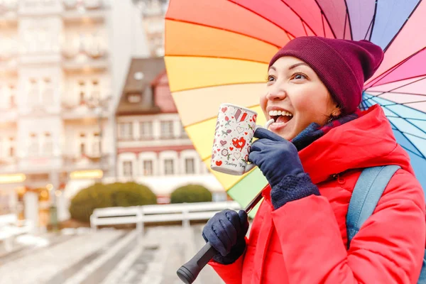 Uma mulher turística com guarda-chuva em um resort termal medicinal Karlovy Vary, República Checa — Fotografia de Stock