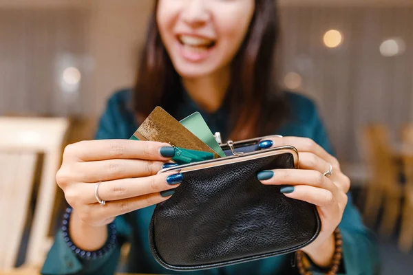 Kadın cüzdan dışında kredi kartı restoranda alır. — Stok fotoğraf